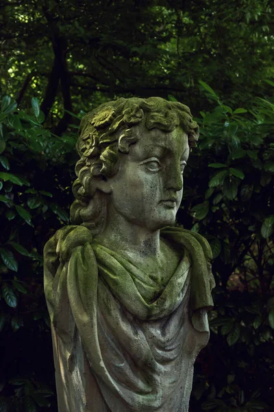 Stone Garden Statue Female Mythical Head Lush Backyard — Stockfoto