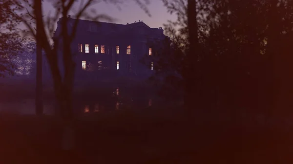 不気味な照明は 夜明けに歴史的なカントリーハウスを放棄しました 3Dレンダリング — ストック写真