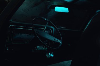 Mavi ışıklı Amerikan klasik arabasının direksiyon ve gösterge paneli.