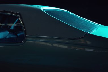 Arka pencere ve beyaz vinil çatılı mavi ışıklı Amerikan klasik arabası..