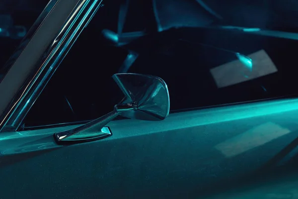 美国经典蓝光汽车的侧面镜 — 图库照片