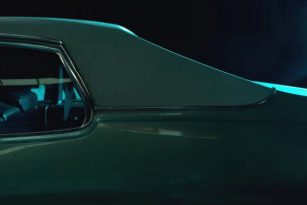 サイドウィンドウとブルーライトでライトグリーンアメリカのクラシックカーの白いビニール屋根 — ストック写真