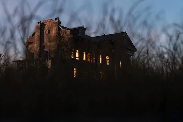 Eerie Vervallen Historisch Landhuis Met Verlichte Ramen Bij Dageraad Weergave — Stockfoto