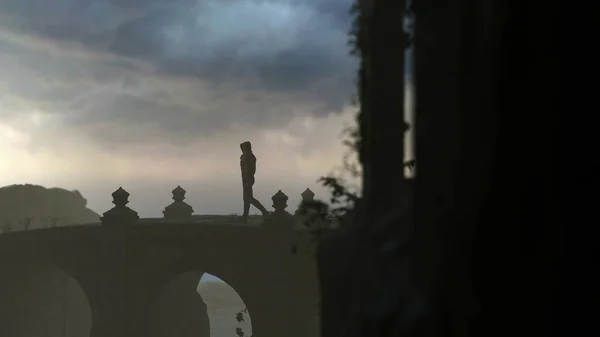 Egy Kapucnis Férfi Sétál Egy Ősi Kastély Hídján Alkonyatkor Renderelés — Stock Fotó
