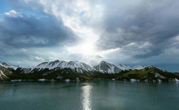 Lago Com Montanhas Nevadas Abetos Sob Céu Nublado Renderização — Fotografia de Stock