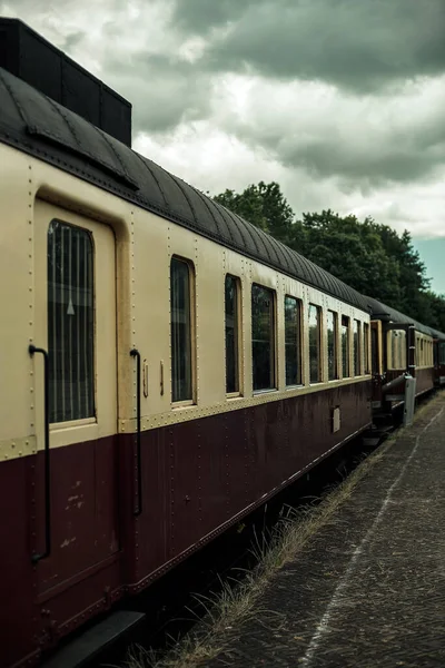 Ancien Compartiment Train Sur Une Plate Forme Sous Ciel Nuageux — Photo