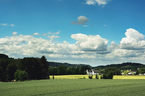 Houses Rolling Lush Landscape Countryside Blue Cloudy Sky Sunny Summers — Stockfoto