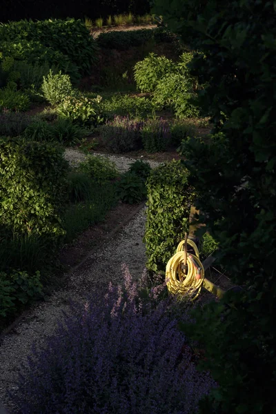 Garden Hose Hanging Wooden Pole Sunlight Summer Garden — Zdjęcie stockowe