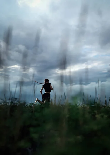 Woman Ponytail Black Skirt Shirt Runs Barefeet Field Tall Grass — Stock Photo, Image