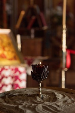 Eski bir Hıristiyan manastırının içinde mum yakmak..