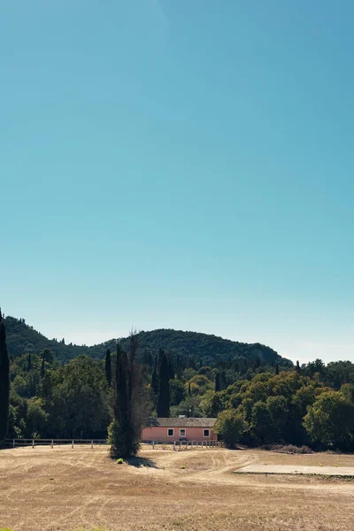 Centre Équestre Vintage Dans Une Vallée Luxuriante Sous Ciel Bleu — Photo