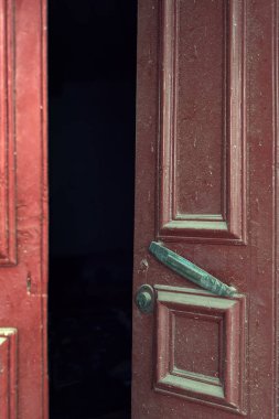 Kirli, ahşap kapı aralık..