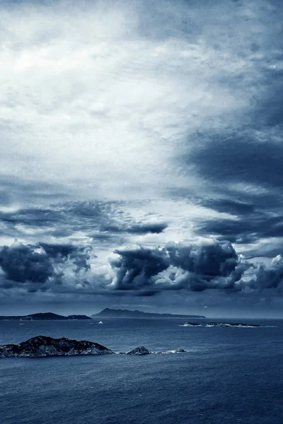 Rugged Ocean Rocks Dark Cloudy Sky — Stock Photo, Image