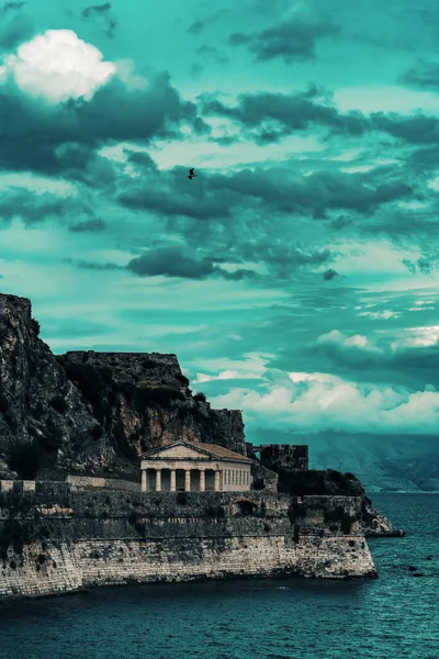 Kara Bulutlu Bir Gökyüzünün Altında Kıyıda Roma Tapınağı Olan Antik — Stok fotoğraf