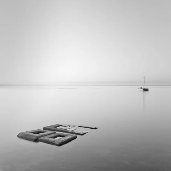 黑 & 白色的极简主义海景，与岩石 & 船 — 图库照片