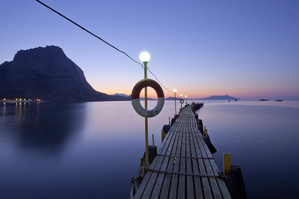 Steiger op zee bij zonsopgang — Stockfoto