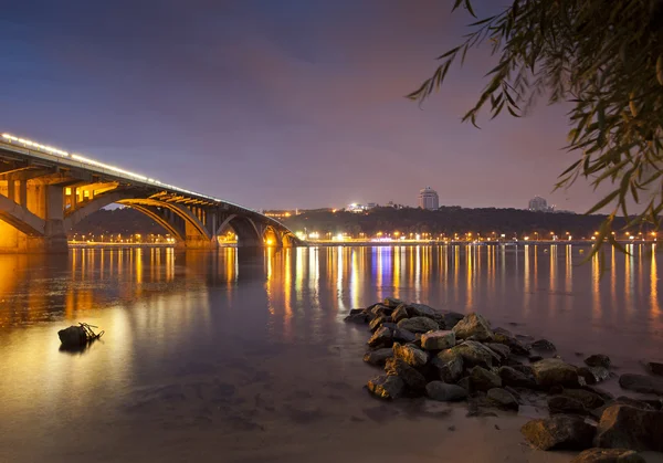 Kiev gece metro Köprüsü — Stok fotoğraf