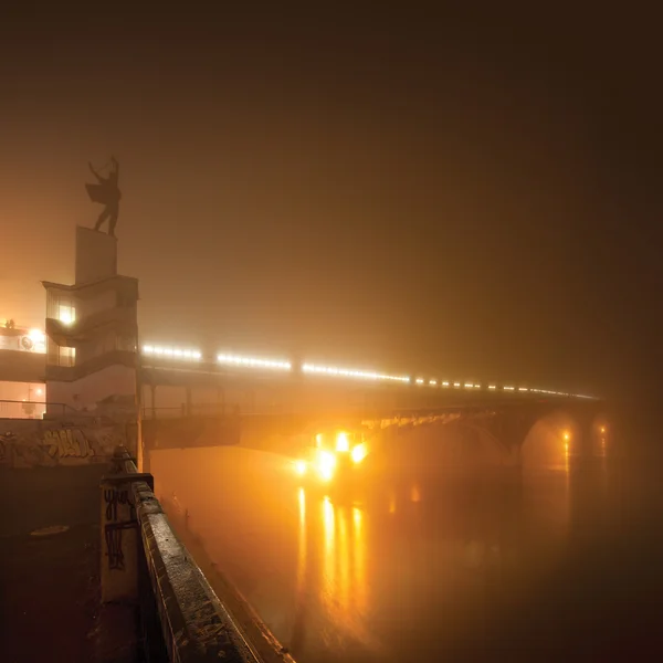 Puente del Metro de Kiev por la noche — Foto de Stock