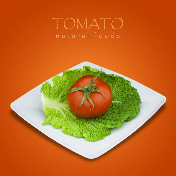 Ντομάτα και της Σαβοΐας λάχανο στο πιάτο σε κόκκινο φόντο — Φωτογραφία Αρχείου