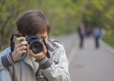 Genç fotoğrafçı ve bokeh arka planda
