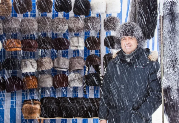 Человек продает зимние шляпы . — стоковое фото
