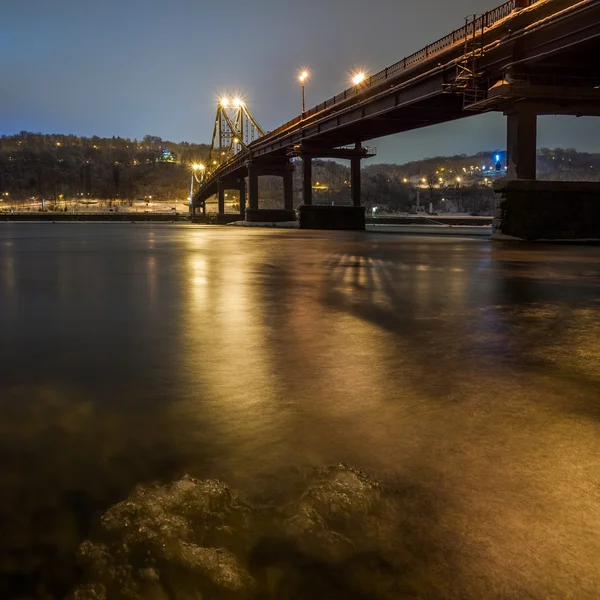 Ponte pedonale in serata Kiev, Ucraina . — Foto Stock