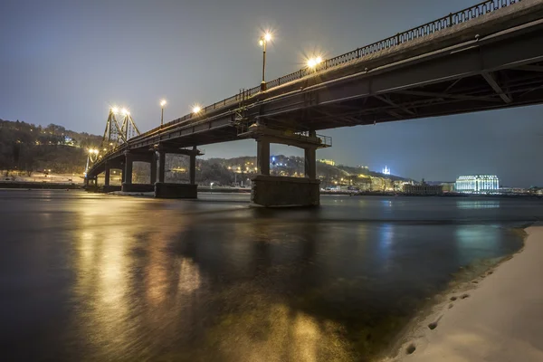 Kış Kiev yaya köprüsü. — Stok fotoğraf