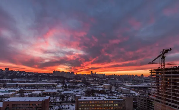 Red sunrise sun over winter cityscape — Stock Photo, Image