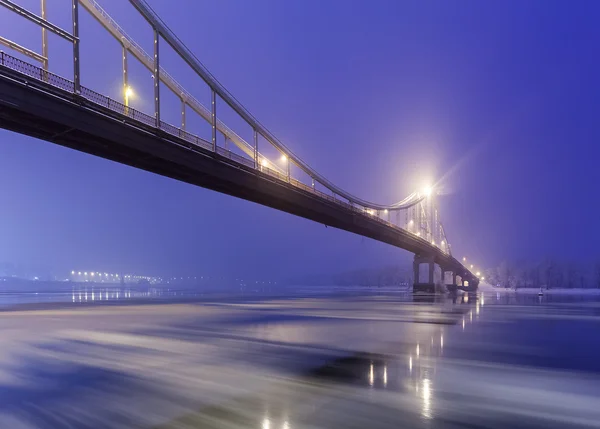 Il ghiaccio è rotto. Ponte pedonale in inverno Kiev . — Foto Stock