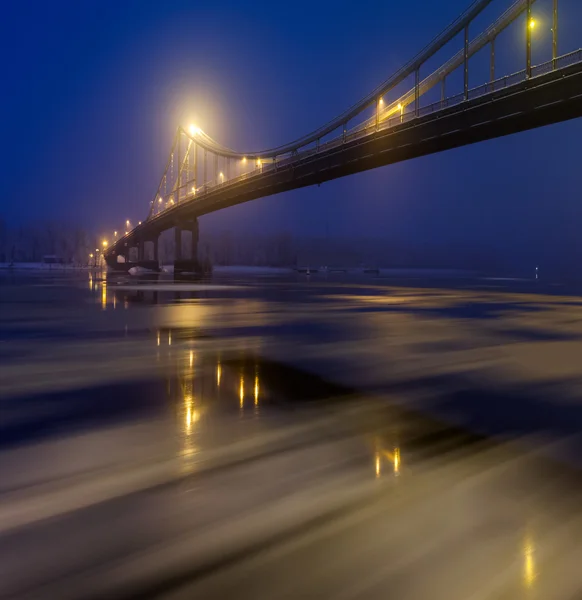 氷が壊れています。冬のキエフの歩道橋. — ストック写真