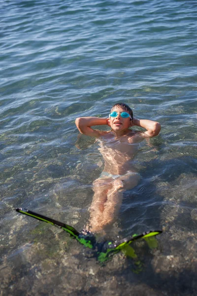 Boy playing at the sea — Stock Photo, Image