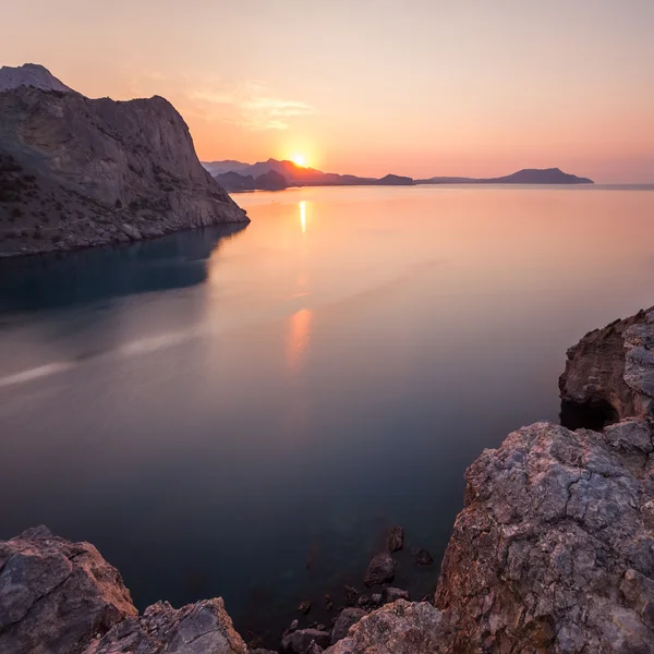 Matahari terbit di gunung. Ukraina. Crimea — Stok Foto