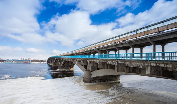 Puente de metro en invierno Kiev ciudad — Foto de Stock