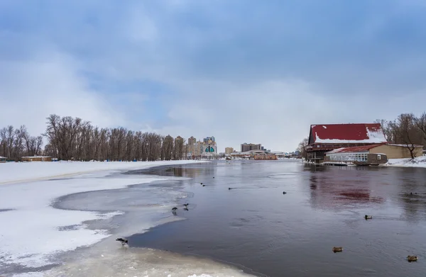 Paysage urbain d'hiver avec rivière — Photo