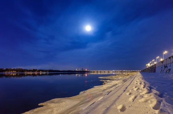 Ночной городской пейзаж с рекой и луной — стоковое фото