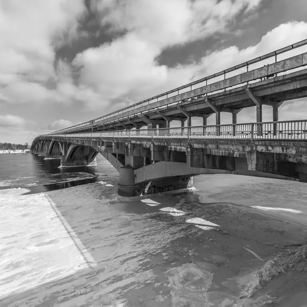 Metro bridge i vinter Kiev city — Stockfoto