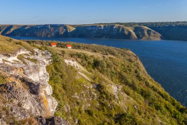 Dinyester Nehri'nın kıyı bakota'nın kayalık hills yakınlarında.