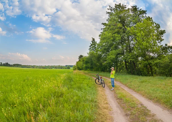 녹색 자연 중 자전거와 소년 사이클 — 스톡 사진