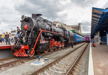 Kiev, Ukrayna - 2013 Mayıs. Retro Sovyet Buhar lokomotif tren istasyonunda turistlere, kiev, Ukrayna için 2013 Mayıs. lokomotif Voroşilovgrad lokomotif kabilelerini 1953'te toplandı..