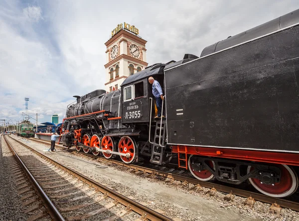 KIEV, UCRÂNIA - Maio de 2013. Locomotiva a vapor retro soviética para turistas na Estação Ferroviária Central em maio de 2013 em Kiev, UKRAINE. Locomotiva montada na Locomotiva Voroshilovgrad Works em 1953 . — Fotografia de Stock