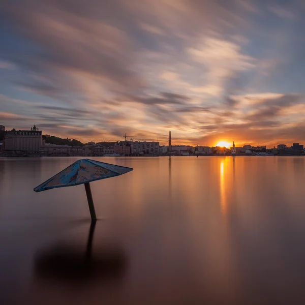 Paysage urbain du soir avec rivière — Photo