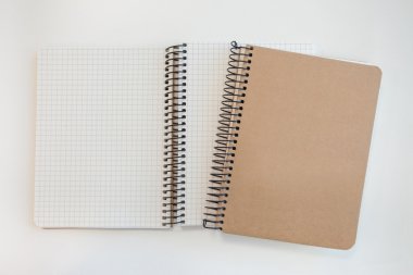 Beyaz masa üstünde Eko-defter