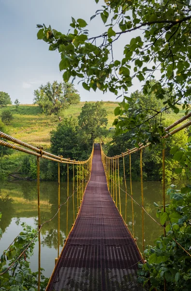 川の上の金属の懸濁液橋 — ストック写真