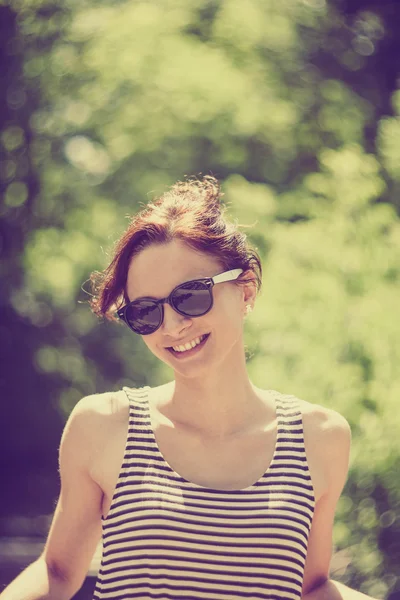 Gestileerde instagram ingekleurd vintage mode portret van een jonge sexy vrouw dragen van een zonnebril met schoonheid bokeh — Stockfoto