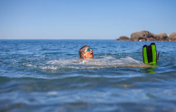 Boy swims in the sea — Stock Photo, Image