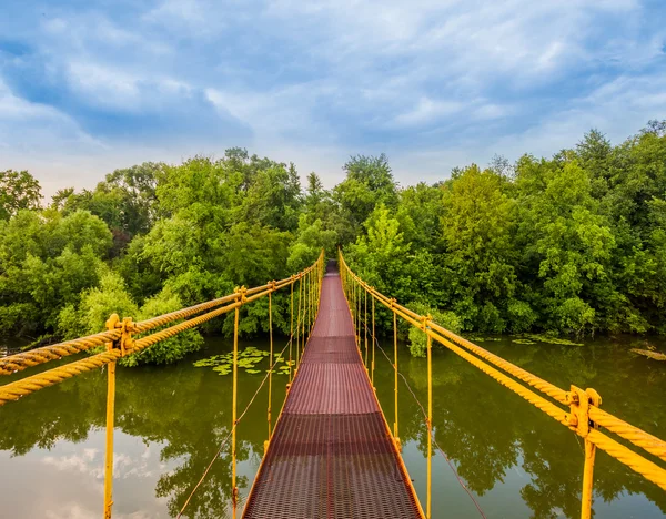 Pont suspendu en métal sur la rivière — Photo