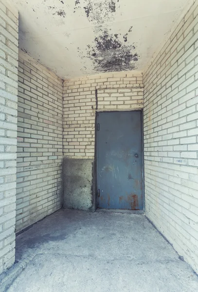 Velha porta obsoleta e parede de tijolo — Fotografia de Stock