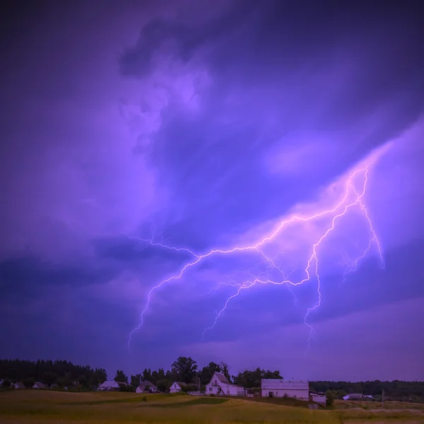 景观与暴风雨的乌云和雷电 — 图库照片