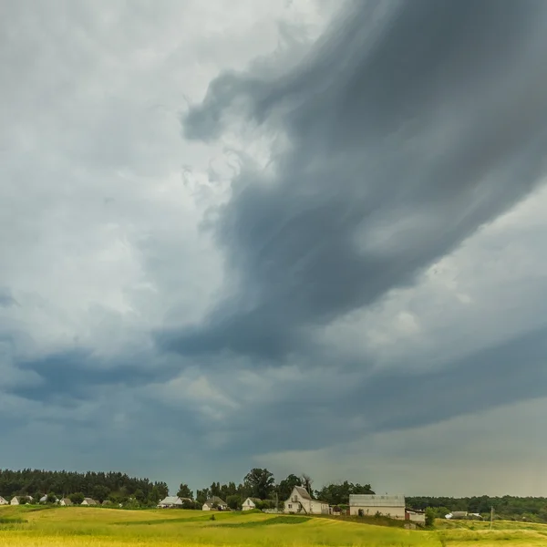 Landskap med stormmoln — Stockfoto