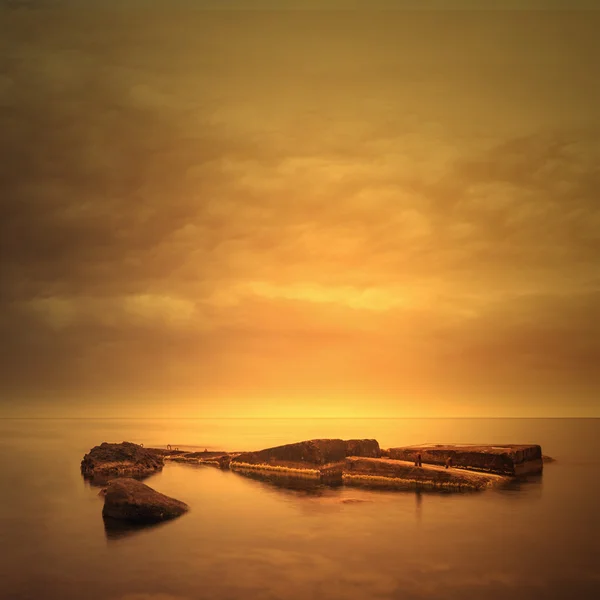 Uma paisagem marinha minimalista. Nascer do sol costeiro . — Fotografia de Stock
